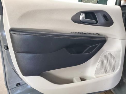 Used 2022 Chrysler Pacifica Touring-L FWD image 13