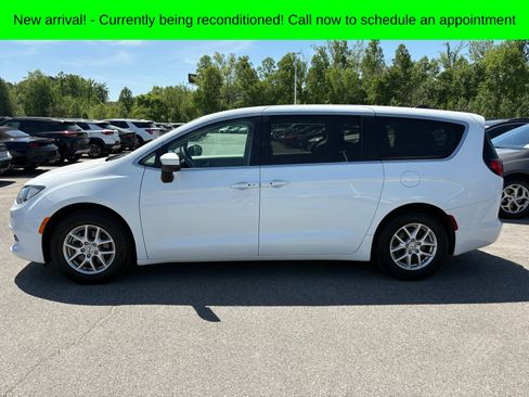 Used 2023 Chrysler Voyager LX image 8