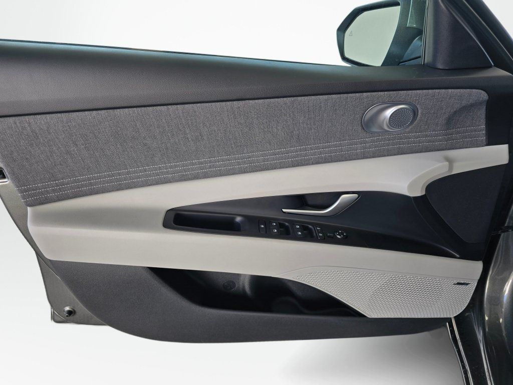 New 2026 Hyundai Elantra Limited FWD image 34