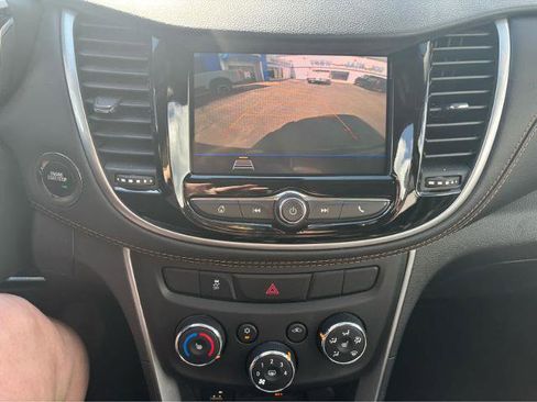 Used 2021 Chevrolet Trax LT w/ Premium Seat Package AWD/4WD image 22
