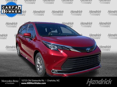 Used 2023 Toyota Sienna XLE image 1