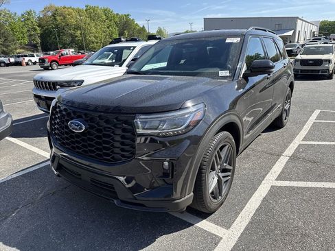 Used 2025 Ford Explorer ST-Line w/ Premium Package image 4