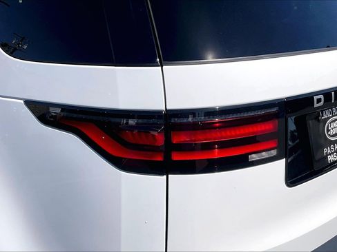 New 2026 Land Rover Discovery S image 6