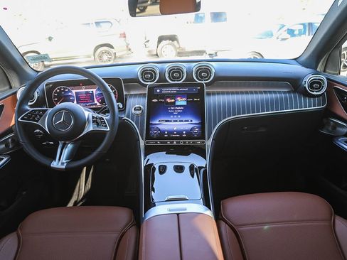 Used 2025 Mercedes-Benz GLC 300 4MATIC image 12