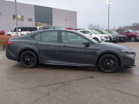 Used 2025 Toyota Camry SE image 9