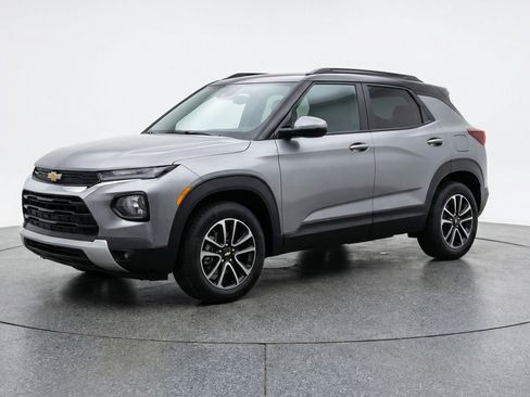 Used 2025 Chevrolet TrailBlazer LT image 3