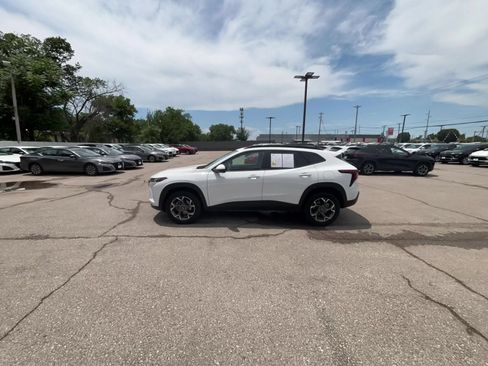 Used 2025 Chevrolet Trax LT FWD image 16