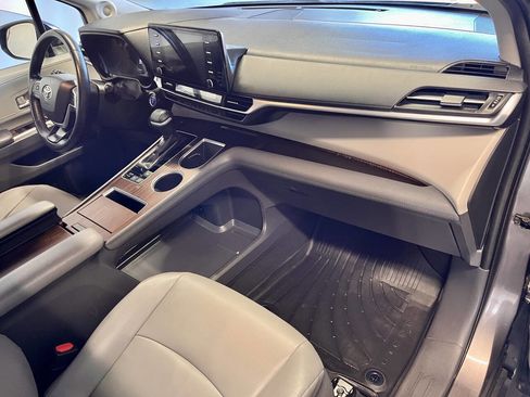 Used 2021 Toyota Sienna XLE image 19