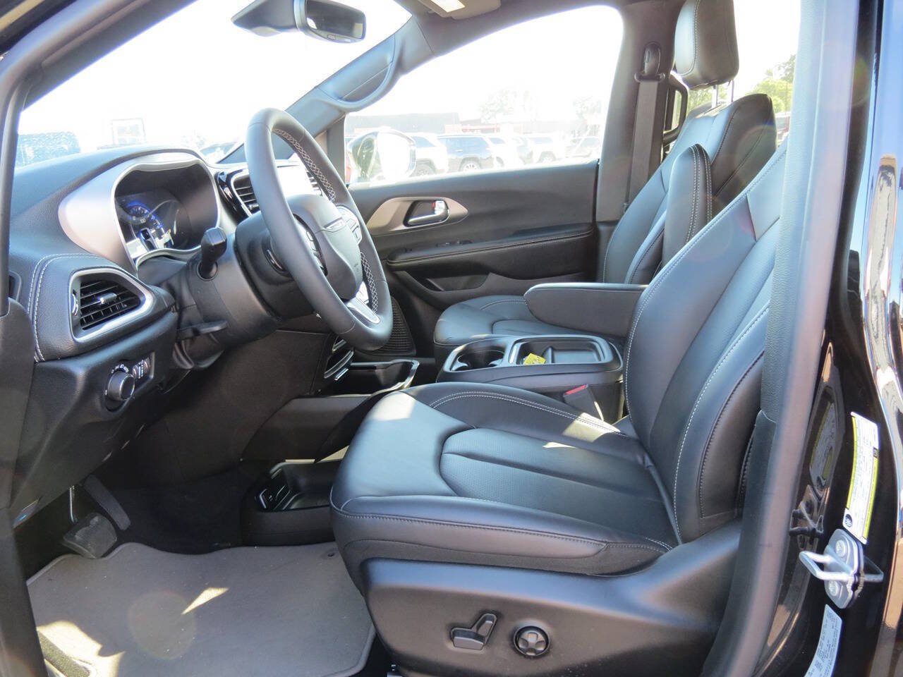 Used 2027 Chrysler Pacifica Select FWD image 8