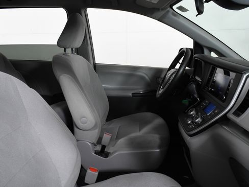 Used 2020 Toyota Sienna L image 25