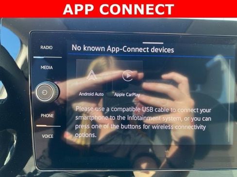 New 2025 Volkswagen Taos SE image 4