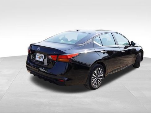 Used 2024 Nissan Altima 2.5 SV FWD image 3