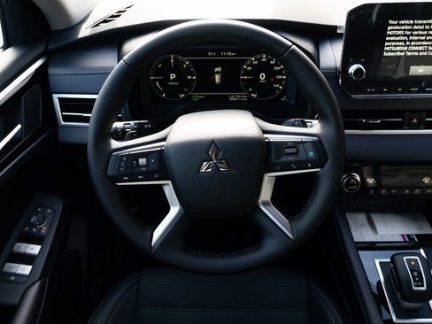 New 2025 Mitsubishi Outlander SE image 11