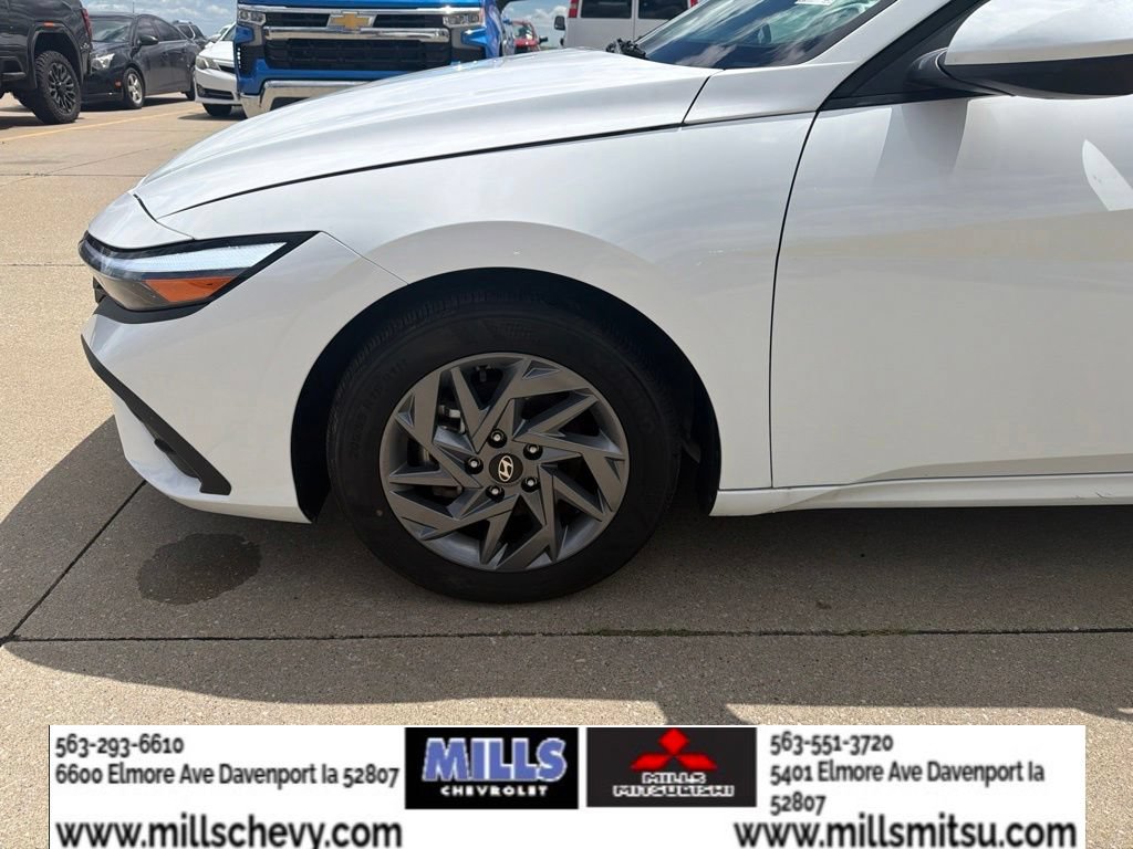 Used 2025 Hyundai Elantra Hybrid FWD image 9