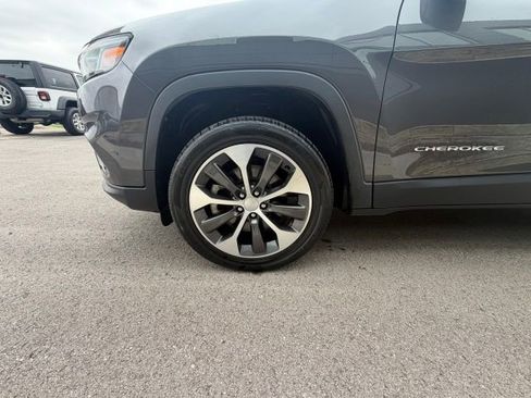 Used 2022 Jeep Cherokee Limited w/ Elite Package AWD/4WD image 19