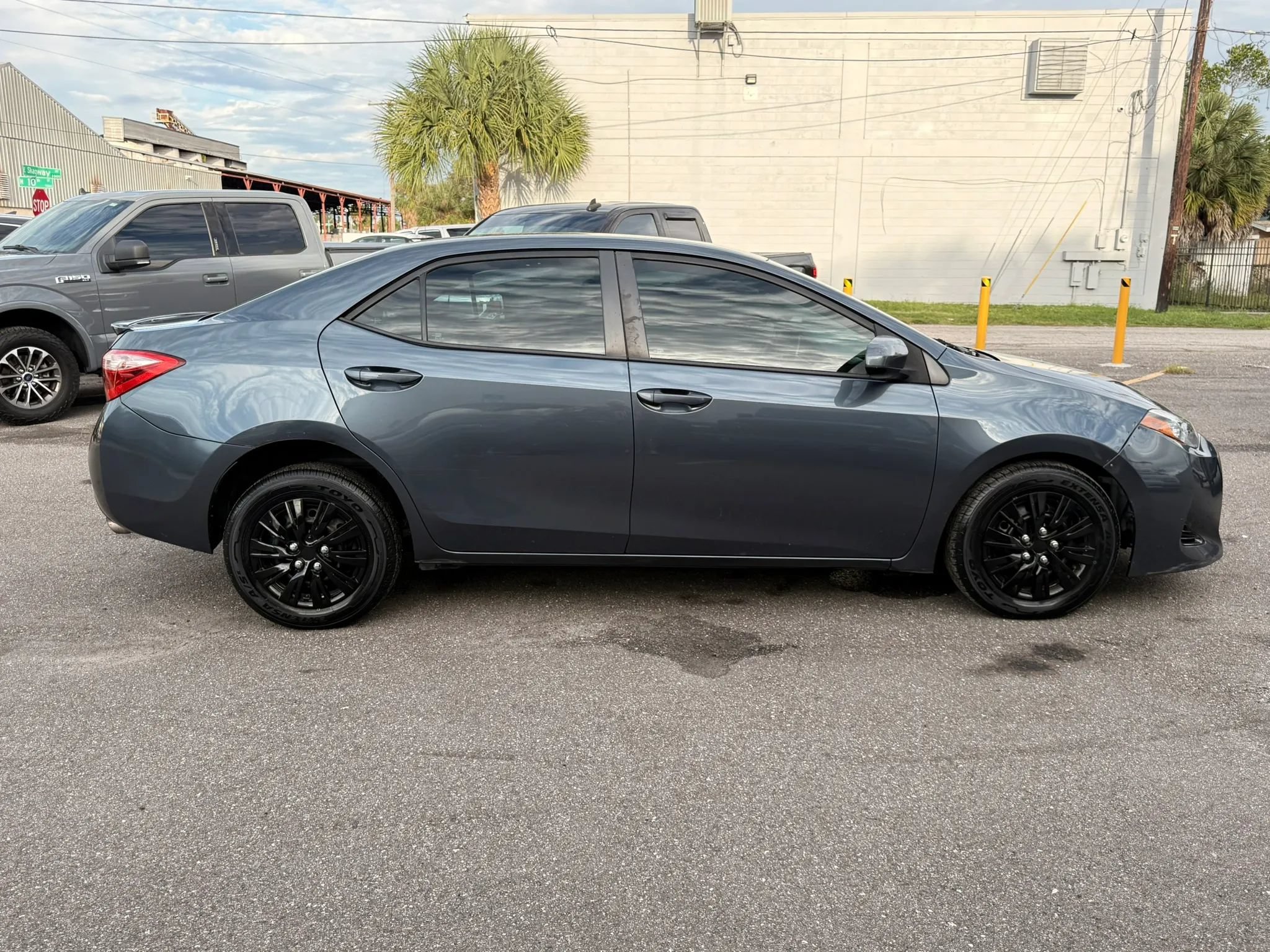 Used 2017 Toyota Corolla LE FWD image 6