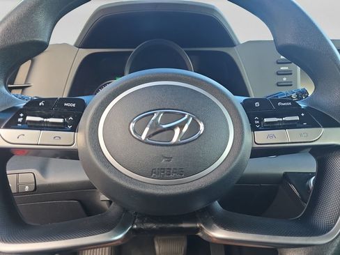 Used 2022 Hyundai Elantra SEL FWD image 16