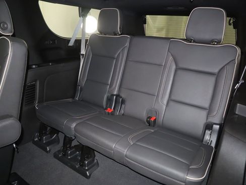 Used 2023 GMC Yukon XL SLT w/ SLT Luxury Package image 24