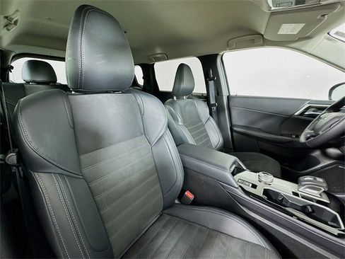 Used 2025 Mitsubishi Outlander SE image 30
