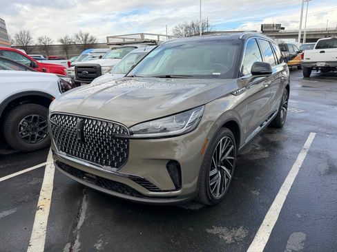 Used 2025 Lincoln Aviator Reserve w/ Equipment Group 201A image 2