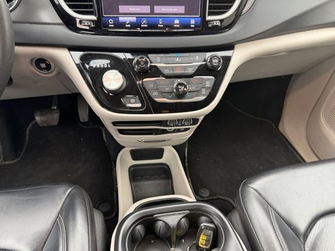 Used 2022 Chrysler Pacifica Touring-L image 12