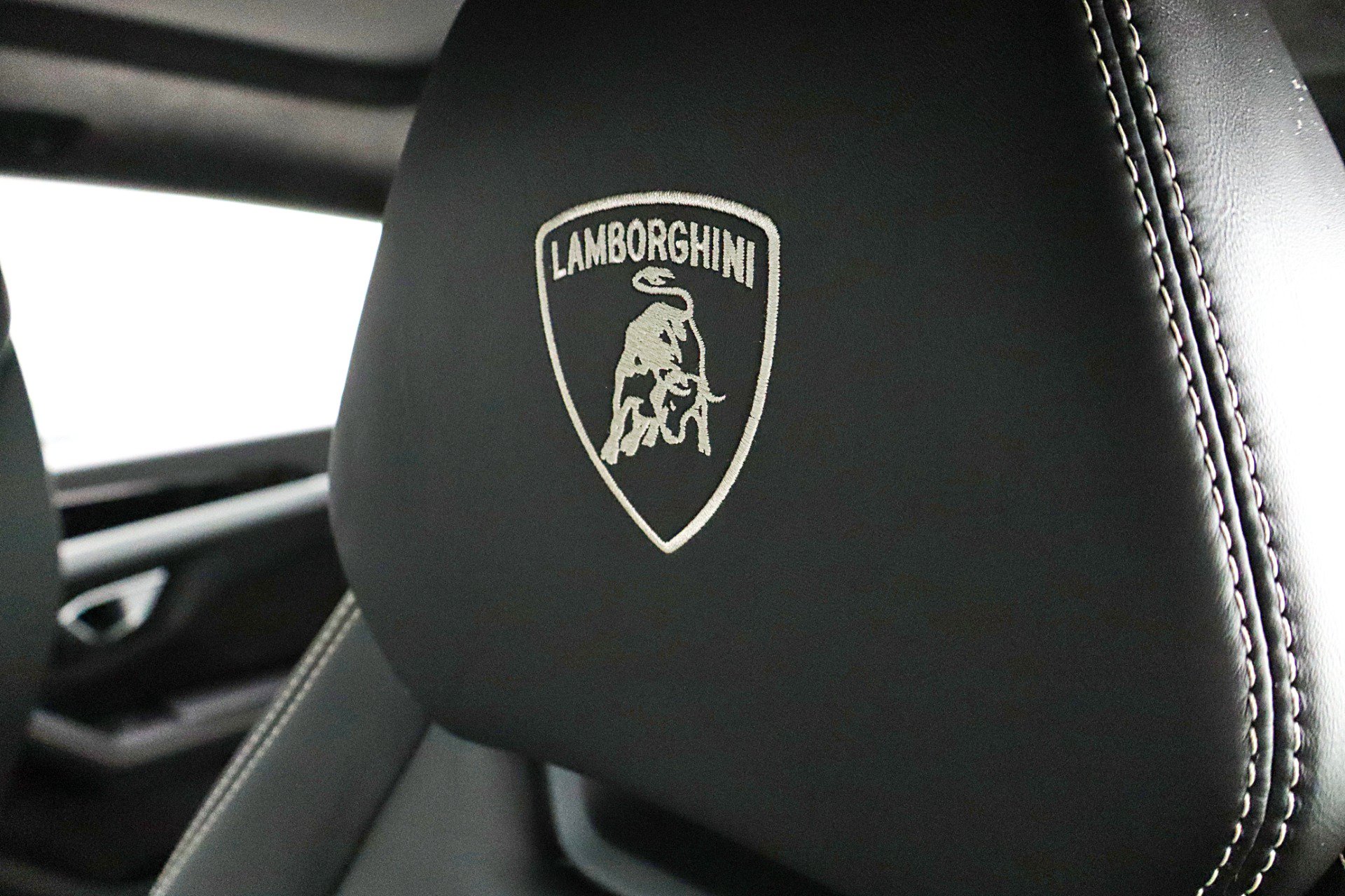 Used 2020 Lamborghini Urus AWD/4WD image 25