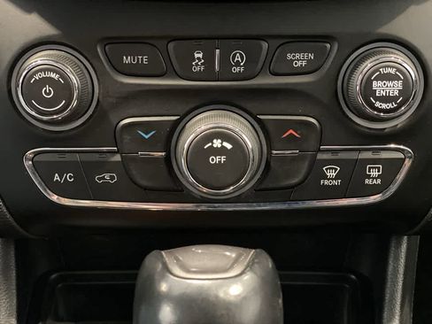 Used 2019 Jeep Cherokee Latitude Plus image 21
