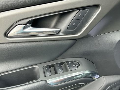 Used 2025 Chevrolet Traverse LT FWD image 23