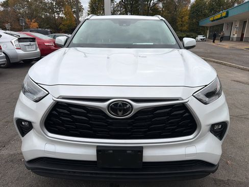 Used 2022 Toyota Highlander XLE image 2