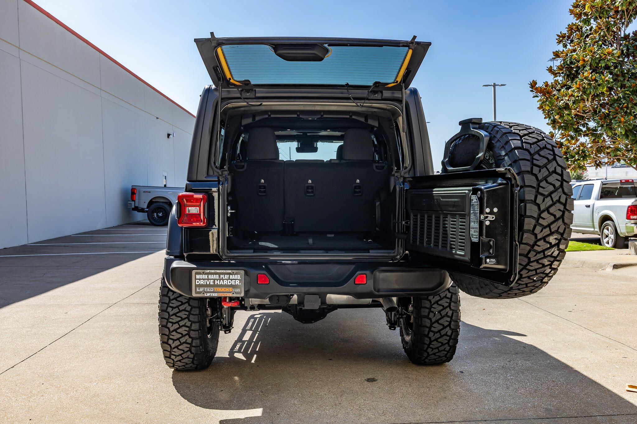 Used 2024 Jeep Wrangler Unlimited Rubicon w/ Technology Group AWD/4WD image 9
