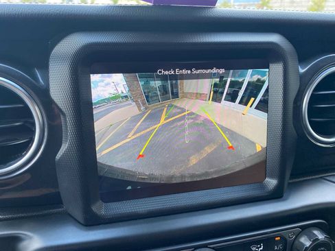 Used 2022 Jeep Wrangler Unlimited Sahara AWD/4WD image 19