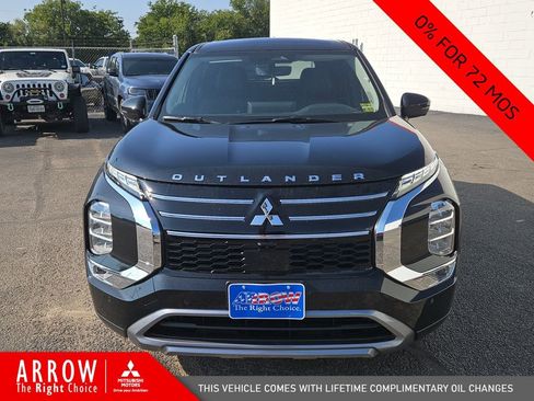 New 2025 Mitsubishi Outlander SE image 3