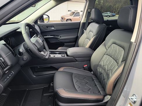 New 2026 Nissan Pathfinder Platinum image 11