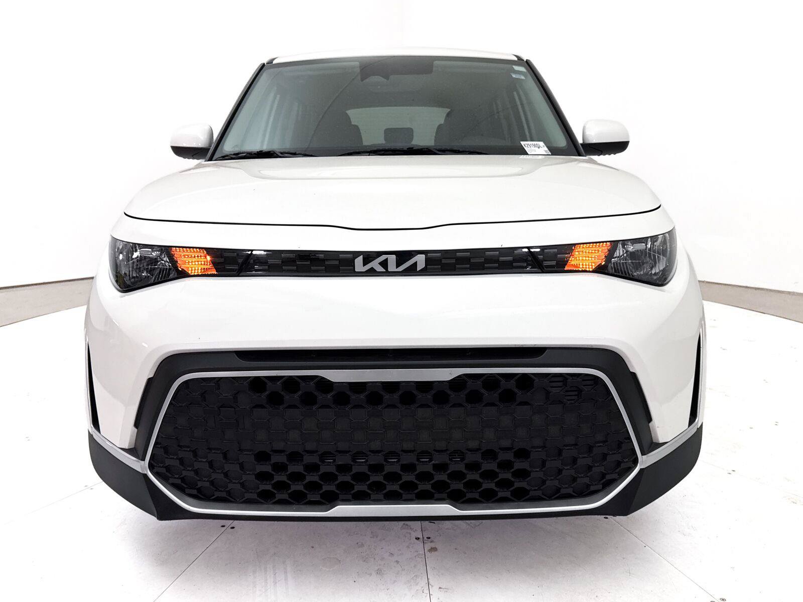 Used 2025 Kia Soul LX w/ LX Technology Package FWD image 12