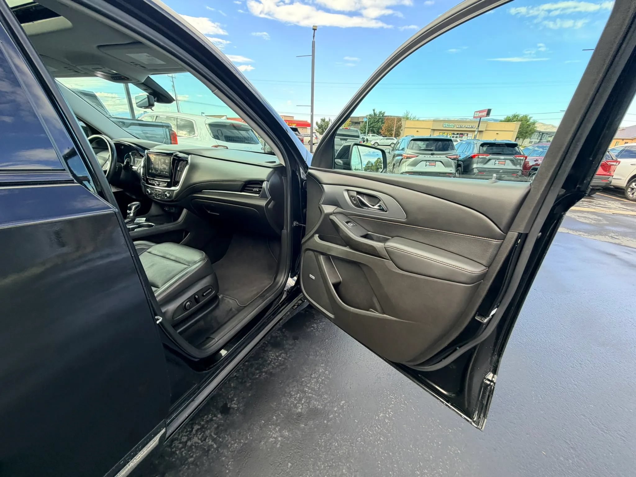 Used 2021 Chevrolet Traverse Premier w/ Redline Edition AWD/4WD image 28