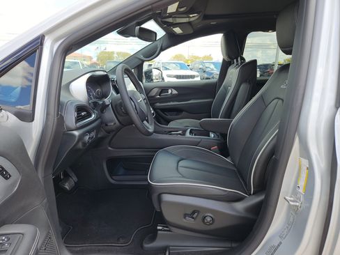 New 2026 Chrysler Pacifica Limited w/ Uconnect Theater Family Group image 9