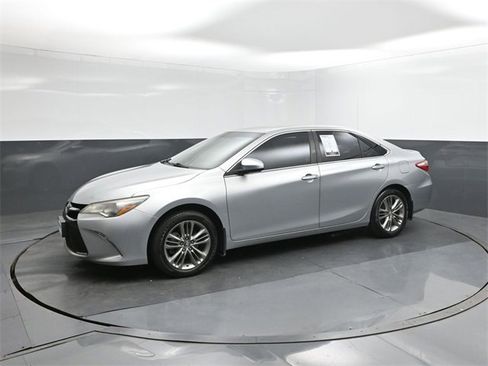 Used 2017 Toyota Camry SE image 1