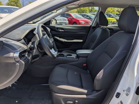 Used 2025 Nissan Altima 2.5 SV FWD image 17
