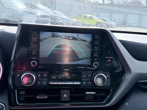 Used 2022 Toyota Highlander XLE image 12