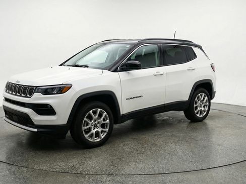 Used 2025 Jeep Compass Limited image 3