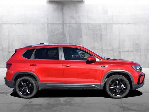 Certified 2023 Volkswagen Taos SE w/ Panoramic Sunroof Package image 5