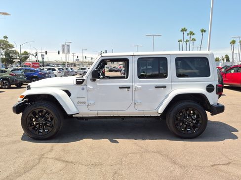 Used 2024 Jeep Wrangler Unlimited Sahara AWD/4WD image 4