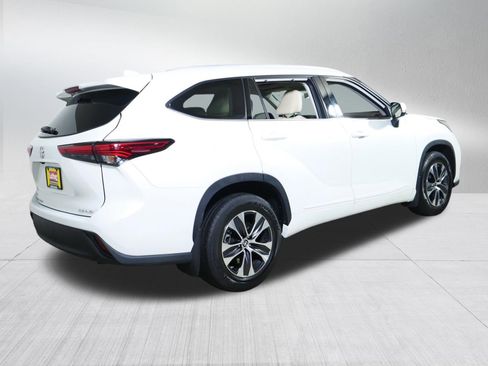 Used 2022 Toyota Highlander XLE AWD/4WD image 7
