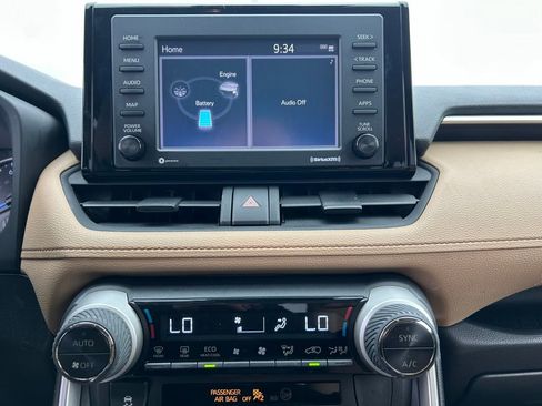 Used 2020 Toyota RAV4 LE w/ Carpet Mat Package AWD/4WD image 15