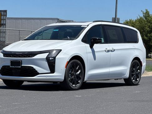 New 2027 Chrysler Pacifica Limited FWD image 7