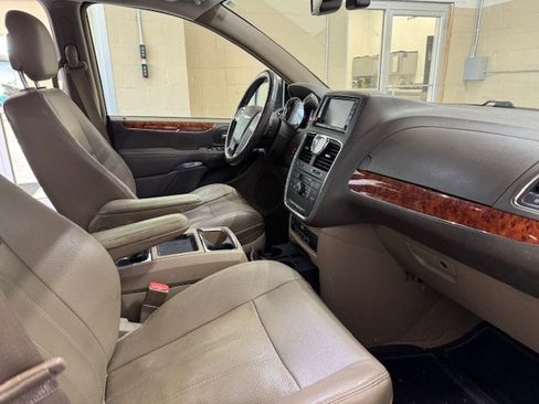 Used 2015 Chrysler Town & Country Touring-L w/ Driver Convenience Group image 7