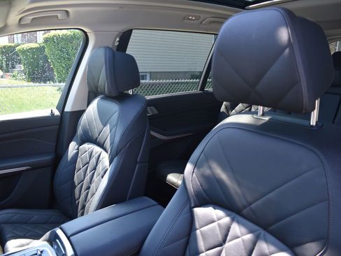 Used 2025 BMW X7 xDrive40i w/ Premium Package AWD/4WD image 10
