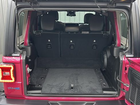 Used 2024 Jeep Wrangler Unlimited image 17