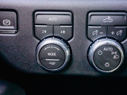 New 2026 GMC Sierra 1500 SLE w/ Preferred Package image 17