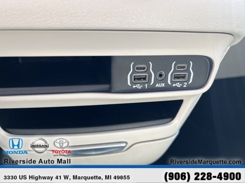 Used 2023 Chrysler Pacifica Touring-L FWD image 18